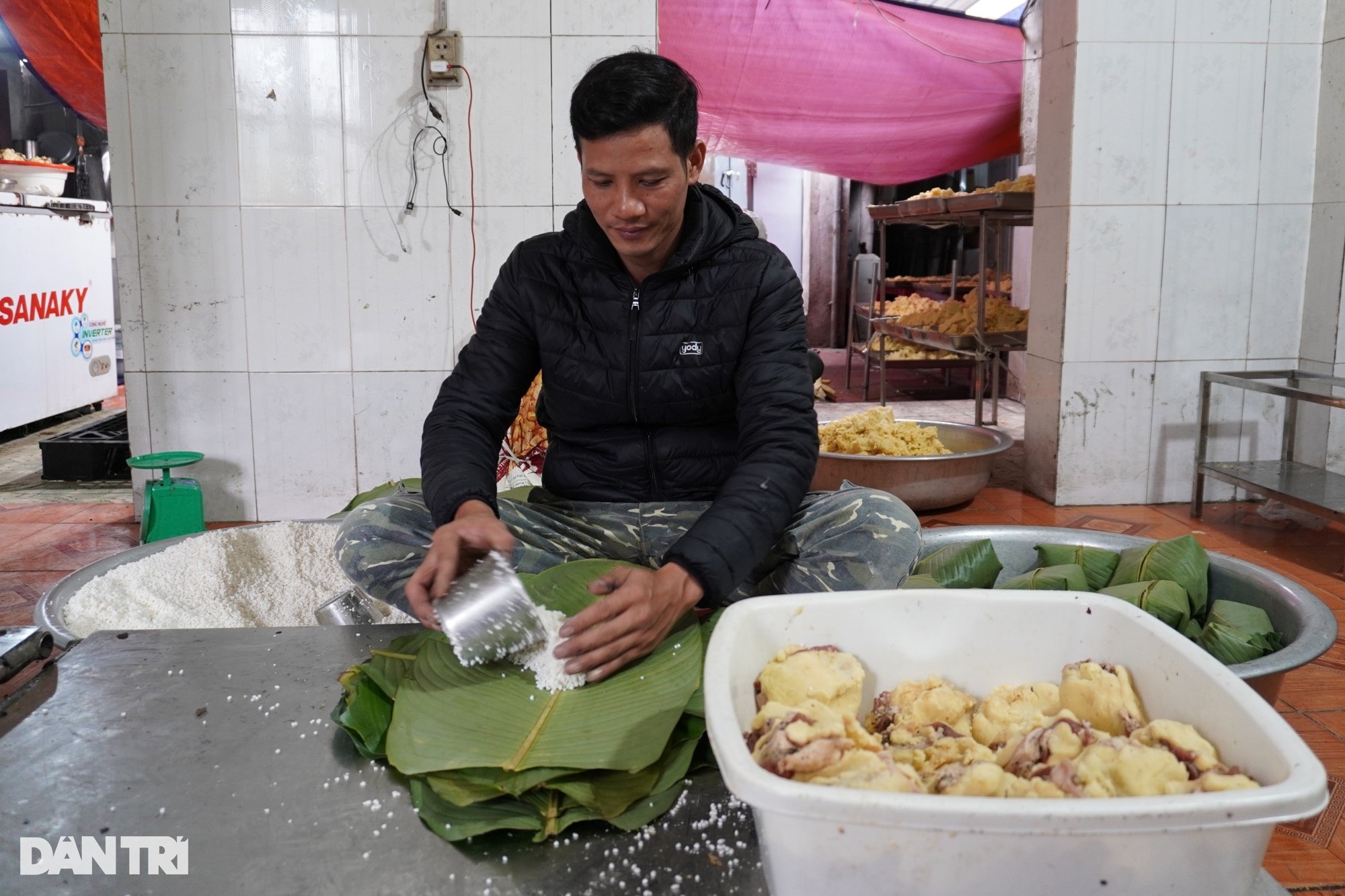 Có 5 tấm bằng, chàng trai nấu bánh chưng bằng máy, làm 1 tháng ăn cả năm - 8