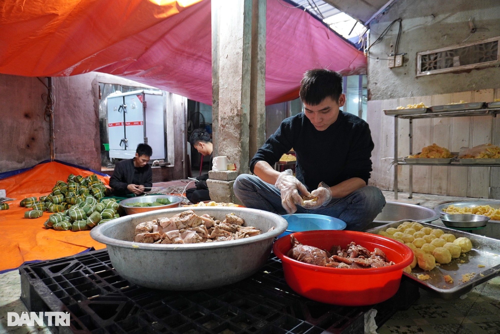 Có 5 tấm bằng, chàng trai nấu bánh chưng bằng máy, làm 1 tháng ăn cả năm - 3