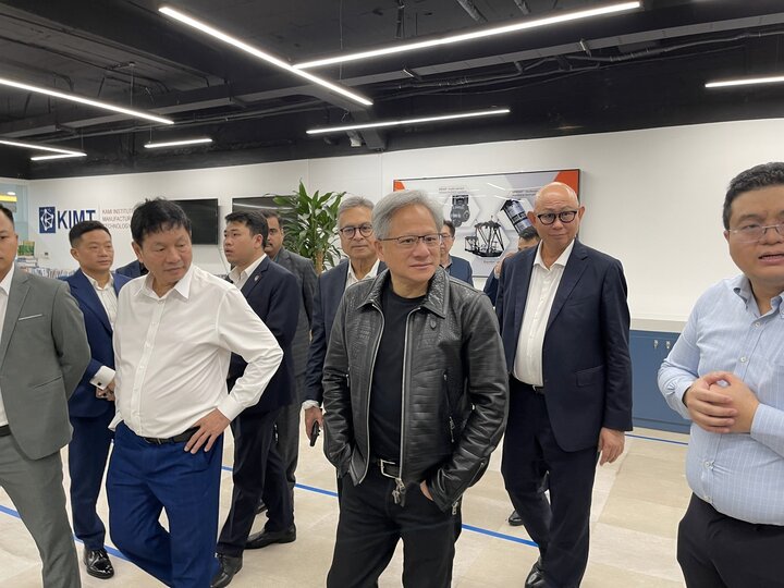 Chân dung CEO Nvidia Jensen Huang vừa sang Việt Nam, ăn đồ vỉa hè - 5